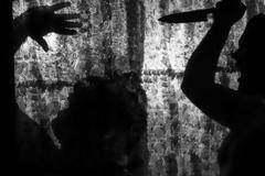 Η άγρια ιστορία μιας οικογενειακής τραγωδίας που κατέληξε σε αιματοκύλισμα - Ήθελε να «θεραπεύσει» τον γιο της από την ομοφυλοφιλία κάνοντας μαζί του...