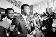 Μεταθανάτια χάρη στον Μοχάμεντ Άλι σκέφτεται να δώσει ο Τραμπ