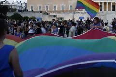 «Αλλόκοτες» εικόνες «ομοφυλοφιλικής υπερηφάνειας» στο Σύνταγμα #Athens Pride