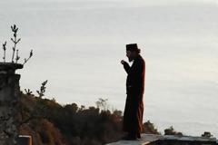 Έπεσε στο βαθύ ποτάμι για να σωθεί από τον πειρασμό και στάθηκε όρθιος στο νερό!