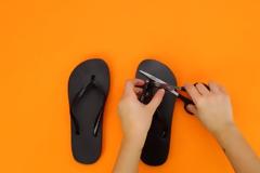 Κόπηκαν οι σαγιονάρες σου και πας να τις πετάξεις; Μην το κάνεις...