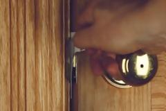 Κλειδώθηκε έξω απ' το σπίτι και με μια κίνηση άνοιξε την πόρτα - Αυτό είναι το απόλυτο κόλπο... [video]