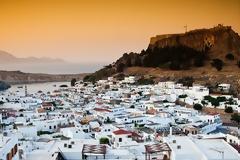 Λίνδος, χτισμένη ανάμεσα στο κάστρο και τη θάλασσα