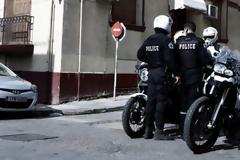 Πρωτοφανές.Καμία αντίδραση από τους αντιεξουσιαστές στο «ντου» της ΕΛ.ΑΣ στα Εξάρχεια, για ναρκωτικά.Οκτώ συλλήψεις