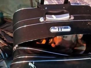 Φωτογραφία για Πρόσφυγας κρύφτηκε σε βαλίτσα για να φύγει από τη Λέσβο!