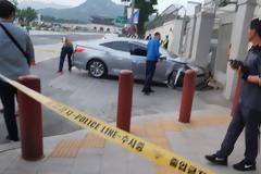 Αυτοκίνητο έπεσε πάνω στην πύλη της πρεσβείας των ΗΠΑ στη Νότια Κορέα