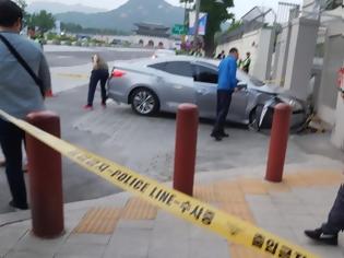 Φωτογραφία για Αυτοκίνητο έπεσε πάνω στην πύλη της πρεσβείας των ΗΠΑ στη Νότια Κορέα