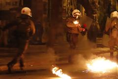 Σύλληψη 22χρονου μετά τις μολότοφ στη διμοιρία του ΠΑΣΟΚ