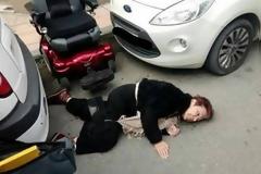 Εικόνα ντροπής: Γυναίκα με αναπηρία έπεσε στον δρόμο λόγω ασυνείδητων οδηγών