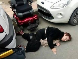 Φωτογραφία για Εικόνα ντροπής: Γυναίκα με αναπηρία έπεσε στον δρόμο λόγω ασυνείδητων οδηγών