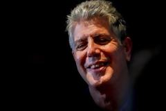 Με τη ζώνη από το μπουρνούζι κρεμάστηκε ο Άντονι Μπουρντέν - Τον βρήκαν νεκρό στο μπάνιο του δωματίου του