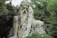 Δείτε αυτό το παράξενο άγαλμα με κρυφά δωμάτια... [photos]