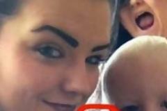 Έβγαλε φωτογραφία με τoν ανιψιό της αλλά όταν την εiδε ανατρiχιασε... [photo]