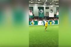 Ο Ροναλντίνιο παίζει και με...κλειστά μάτια!