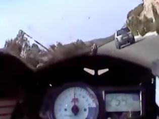 Φωτογραφία για Εικόνες που κόβουν την ανάσα στο ελληνικό οδικό δίκτυο - Απέφυγε δυστύχημα με 250 χλμ/ώρα [video]