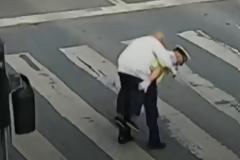 Τροχονόμος υπόδειγμα παίρνει στην πλάτη του ανήμπορο ηλικιωμένο για να περάσει πολυσύχναστη λεωφόρο (vid)