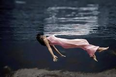 Αυτοί είναι οι λόγοι για τους οποίους βλέπεις νεκρούς ανθρώπους στο όνειρό σου...Τι θέλουν να σου πουν;