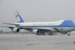 Στη βάση της Σούδας το Air Force One με τον Τραμπ για ολιγόωρη στάση