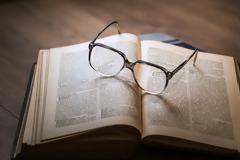 Μαζί με τη μόρφωση αυξάνεται και η... μυωπία