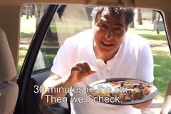 Αφήνει μια άψητη πίτσα μέσα στο αυτοκίνητο και μετά από 30 λεπτά - Θα πάθετε ΣΟΚ... [video]