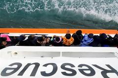 Ιταλία: «Μπλόκο» στο πλοίο Aquarius που μεταφέρει 630 μετανάστες