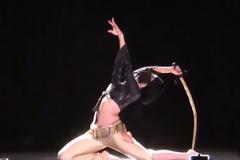 Εμφανίστηκε με κρυμμένο το πρόσωπο της. Όταν έβγαλε την μάσκα; Θα σας μαγέψει με αυτό που θα κάνει.... [video]