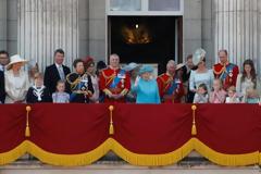 Μέγκαν Μαρκλ, Σάρλοτ και μια… αλεπού έκλεψαν την παράσταση στα γενέθλια της Βασίλισσας Ελισάβετ – Απρόοπτο με αρχιστράτηγο που έπεσε από το άλογό του! [photos+vodeo]