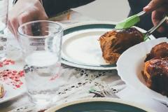 Τελικά πρέπει ή όχι να πίνουμε νερό ενώ τρώμε;