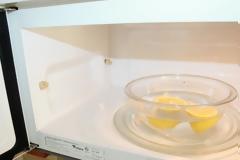 Τοποθέτησε μπολ με νερό και ένα λεμόνι στο φούρνο μικροκυμάτων – Θα εκπλαγείτε με αυτό που έγινε... [video]