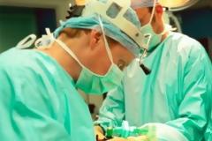 Ε, όχι! Δεν θα πιστέψετε γιατί οι χειρουργοί φοράνε πάντα πράσινες φόρμες στα χειρουργεία