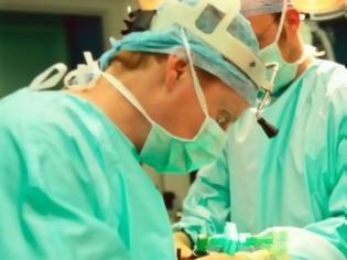 Φωτογραφία για Ε, όχι! Δεν θα πιστέψετε γιατί οι χειρουργοί φοράνε πάντα πράσινες φόρμες στα χειρουργεία