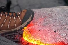 ΑΠΙΣΤΕΥΤΟ: Τι θα συμβεί αν πατήσει κάποιος πάνω σε καυτή λάβα; [video]