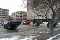 Κάτι πολύ περίεργο συμβαίνει σε parking αυτοκινήτων [photos]