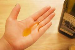 Φοβερό κόλπο! Έβαλε λίγο ελαιόλαδο στο χέρι του και... [video]