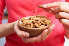 Πόσα αμύγδαλα πρέπει να τρώτε για να αποκτήσετε επίπεδη κοιλιά!