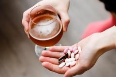 Ποια φάρμακα απαγορεύεται να συνδυάσετε με αλκοόλ