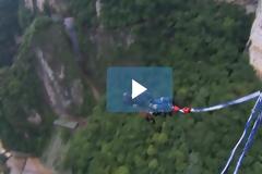Το πιο παράτολμο bungee jumping από ύψος 260 μέτρων [video]