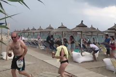 Έφυγαν τρέχοντας από την παραλία - Δείτε γιατί! (ΒΙΝΤΕΟ)