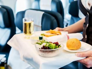 Φωτογραφία για Δαιμόνιος επιβάτης αεροπλάνου “κέρδισε” δωρεάν γεύματα για 1 ολόκληρο χρόνο!