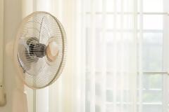 Το απίστευτο κόλπο με τον ανεμιστήρα, για να εξοντώνετε τα κουνούπια – Δείτε τι κάνει! [video]