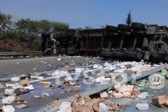 Ανατροπή νταλίκας στην Εθνική Οδό Αθηνών – Λαμίας (ΔΕΙΤΕ ΦΩΤΟ)