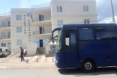 Άμφισσα: Παραδόθηκε στην αστυνομία με συνοδεία δικηγόρου ο κρεοπώλης που σκότωσε την 13χρονη τσιγγάνα (ΦΩΤΟ)