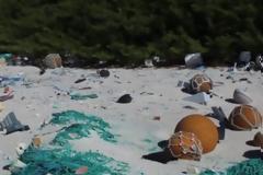 Αυτό το μικρό, απόμερο νησί θεωρείται το πιο μολυσμένο από πλαστικά μέρος στη γη [video]
