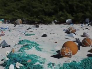 Φωτογραφία για Αυτό το μικρό, απόμερο νησί θεωρείται το πιο μολυσμένο από πλαστικά μέρος στη γη [video]