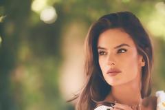 Η Αλεσάντρα Αμπρόζιο μας δείχνει τις μοναδικές αναλογίες της κολυμπώντας γυμνή στη θάλασσα