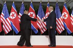 Με χαμόγελα και αμηχανία η συνάντηση Τραμπ- Κιμ