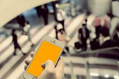 Το τηλέφωνό μας, μας ακούει και δεν είναι παράνοια!