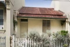 Ένα ακατοίκητο σπίτι, εδώ και 100 χρόνια, έκρυβε έναν θησαυρό... [photos]