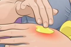 Ρίχνει μουστάρδα στο χέρι της και έπειτα στο πρόσωπό της - Θα πάθετε πλάκα με το λόγο!