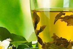 Τι δείχνει νέα έρευνα σχετικά με τη σχέση του τσαγιού με το έμφραγμα και το εγκεφαλικό;